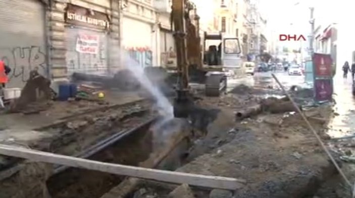 İstiklal Caddesi'nde su borusu patladı
