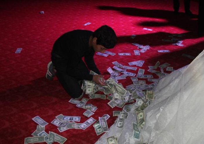 Şanlıurfa'da düğünde dolar yağmuru