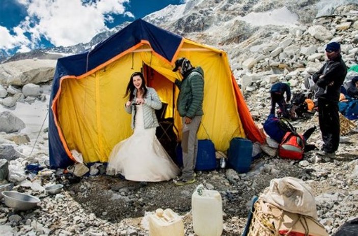 Everest Dağı'nda evlilik sözü