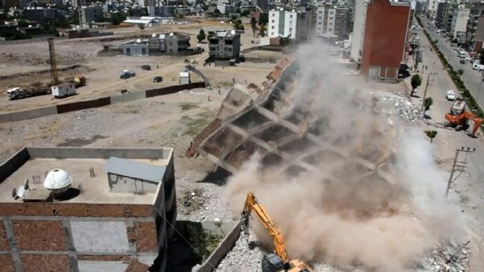 Şırnak'ta 7 katlı bina saniyeler içinde yerle bir oldu