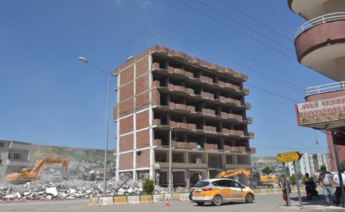 Şırnak'ta 7 katlı bina saniyeler içinde yerle bir oldu