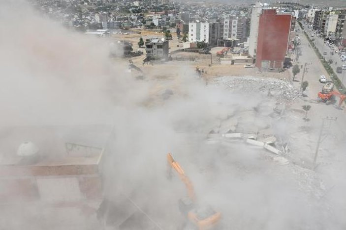 Şırnak'ta 7 katlı bina saniyeler içinde yerle bir oldu