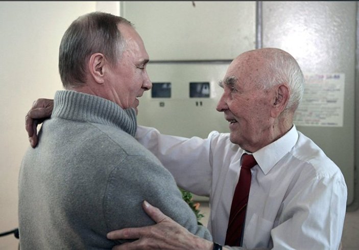 Putin Almanya'da çalıştığı KGB başkanını ziyaret etti