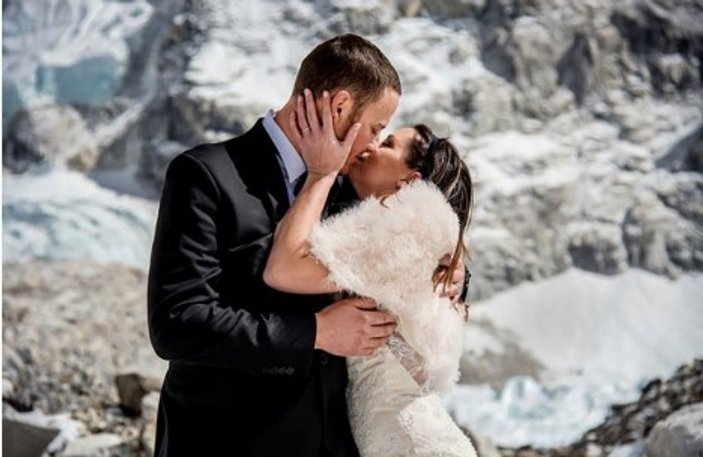 Everest Dağı'nda evlilik sözü