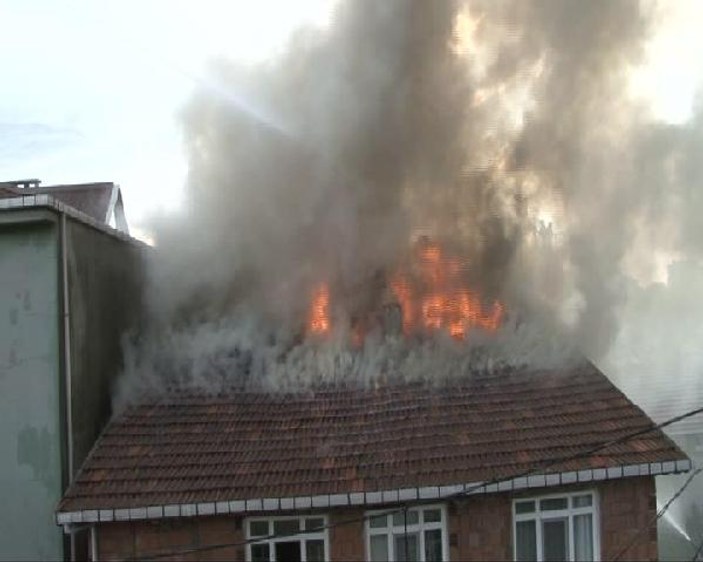 Ümraniye'de 2 katlı binadaki yangın çıktı