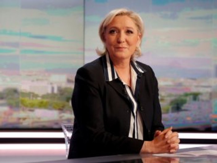 Le Pen seçim yenilgisinin ardından dans etti