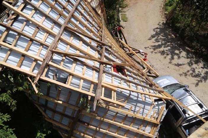 Rize'de şiddetli rüzgarda 40 evin çatısı uçtu