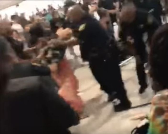 Spirit Airlines yolcuları polislerle kavga etti