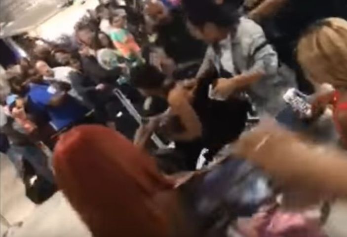 Spirit Airlines yolcuları polislerle kavga etti