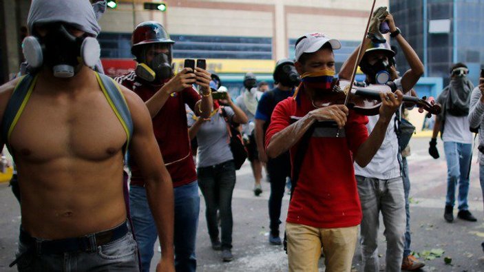 Venezuela'da keman çalan protestocu