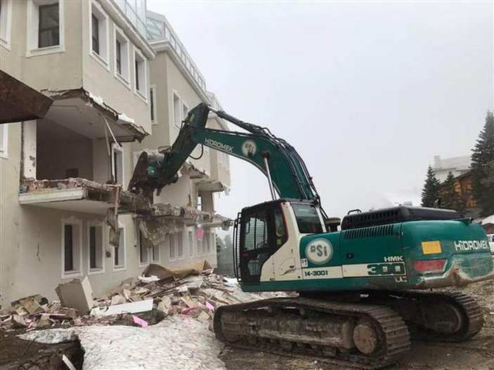 Ali Ağaoğlu’nun otelinin kaçak bölümleri yıkıldı