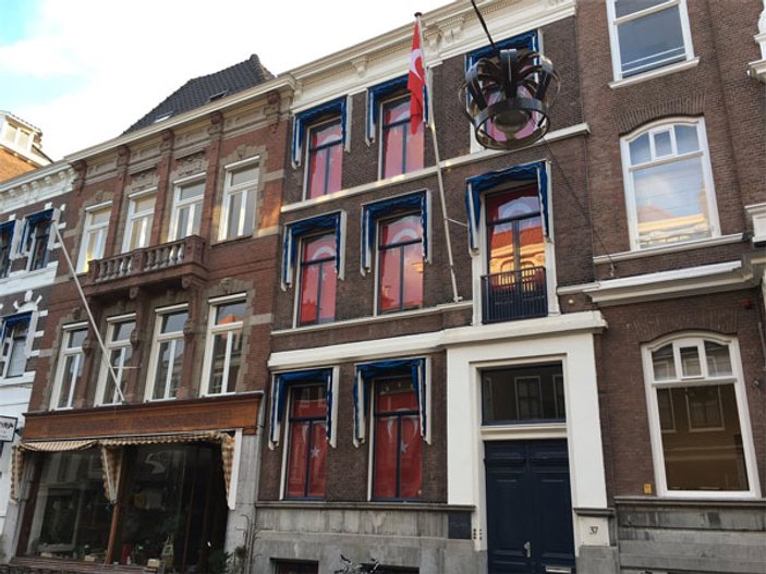 Hollanda Kralı'nın komşusundan Türk bayraklı şov