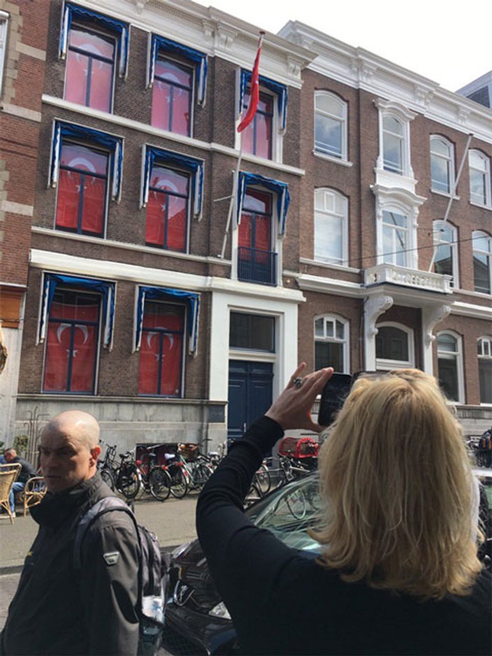 Hollanda Kralı'nın komşusundan Türk bayraklı şov