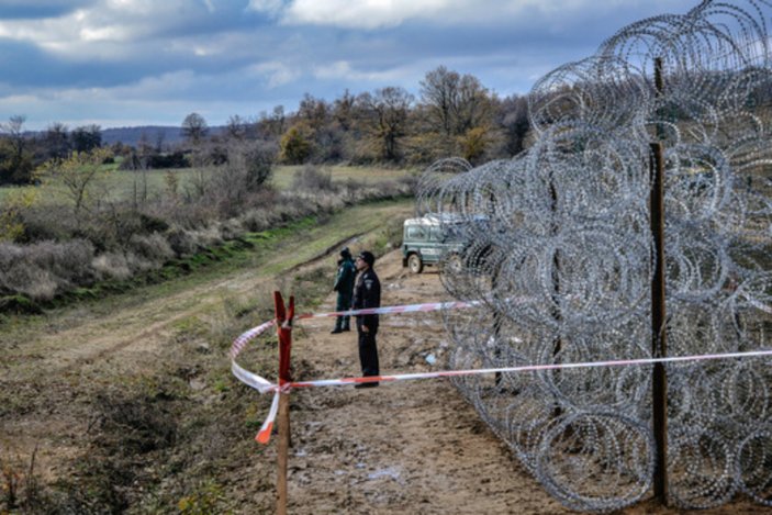Macaristan sınırlarına elektrikli tel çekildi