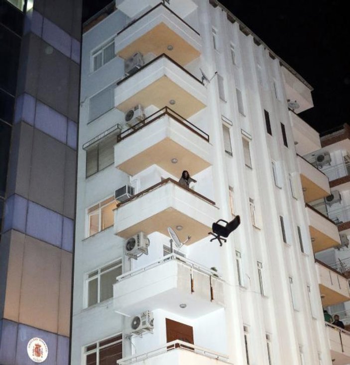 Sinir krizi geçiren kadın ofis eşyalarını balkondan attı