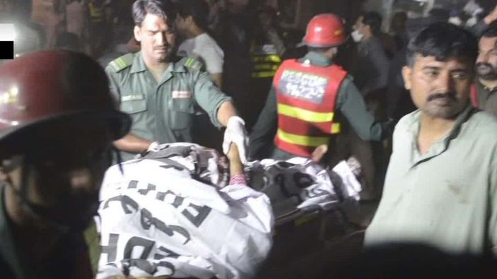 Pakistan'da bombalı saldırı: 15 ölü