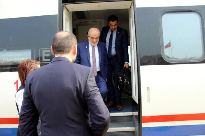 Temel Karamollaoğlu eleştirdiği YHT'ye bindi
