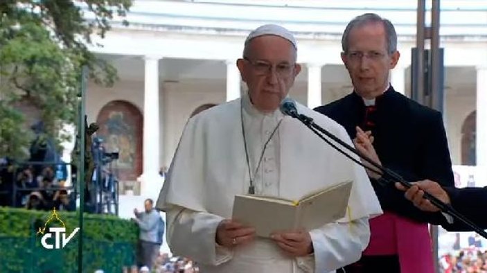 Papa Francisco Portekiz’de Fatıma törenine katıldı
