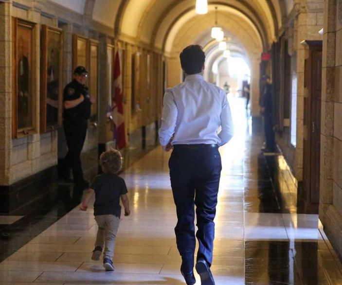 Justin Trudeau oğlunu parlamentoya getirdi