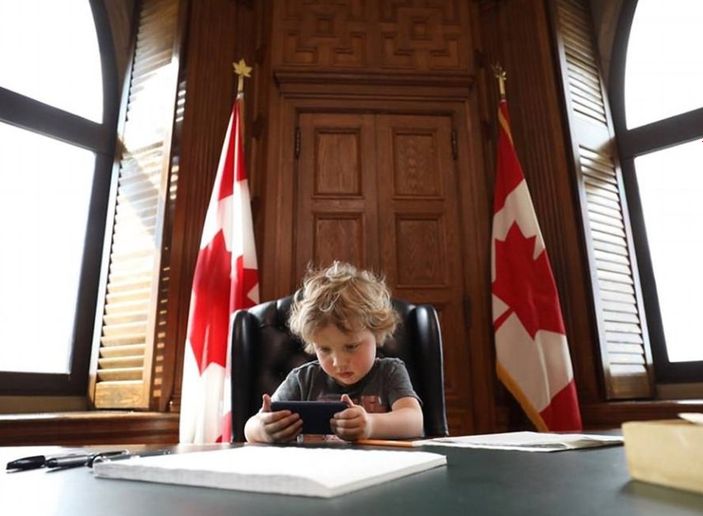 Justin Trudeau oğlunu parlamentoya getirdi