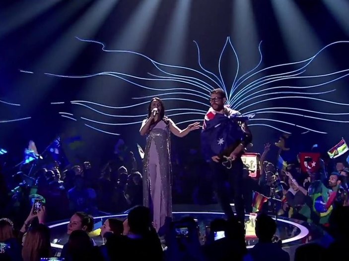 Eurovision'da sahneye çıkan seyirci poposunu gösterdi