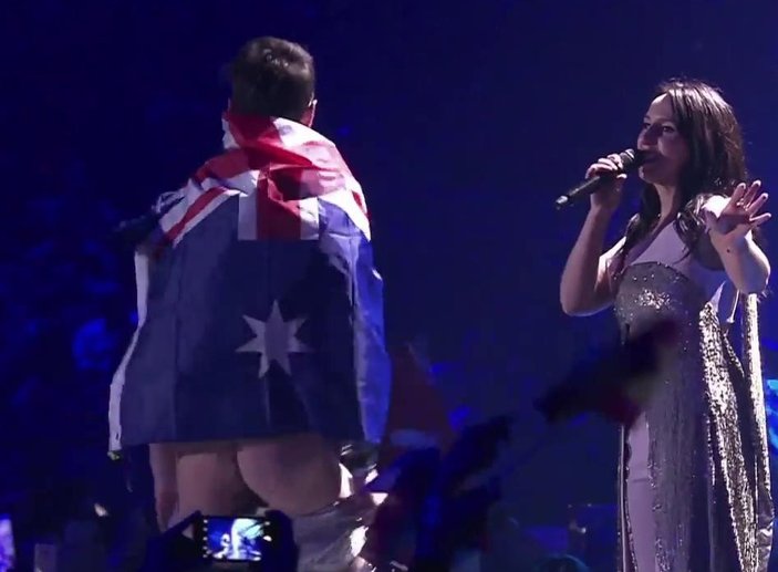 Eurovision'da sahneye çıkan seyirci poposunu gösterdi