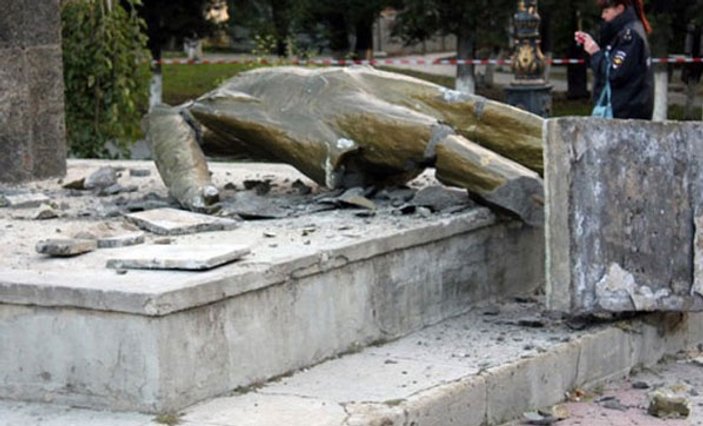 Kiev'deki son Lenin anıtı yıkıldı