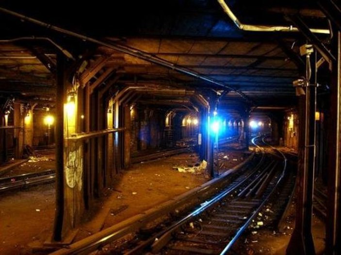 New York metrosunu bakımsızlıktan fareler bastı
