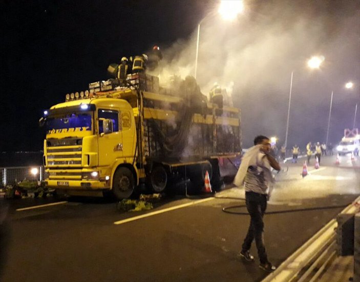 Osmangazi Köprüsü'nde kamyon alev alev yandı