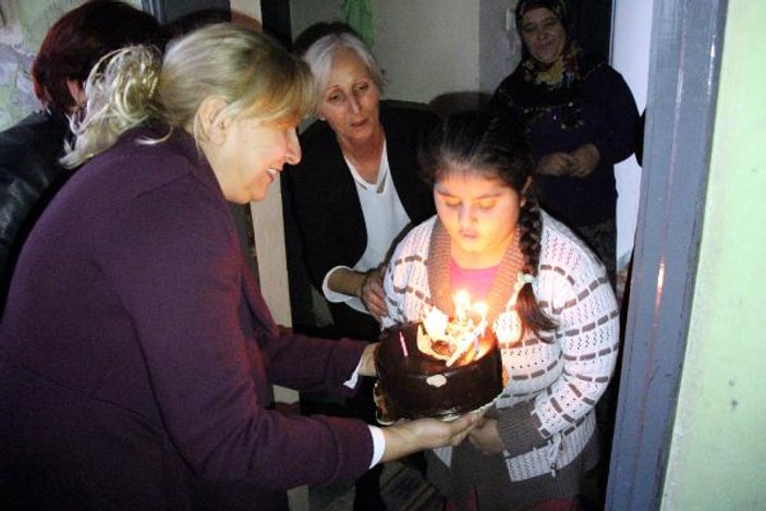Böbrek hastası Mine'ye sürpriz doğum günü