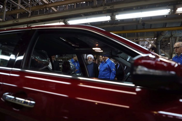 Ruhani İran'ın yerli otomobilini test etti