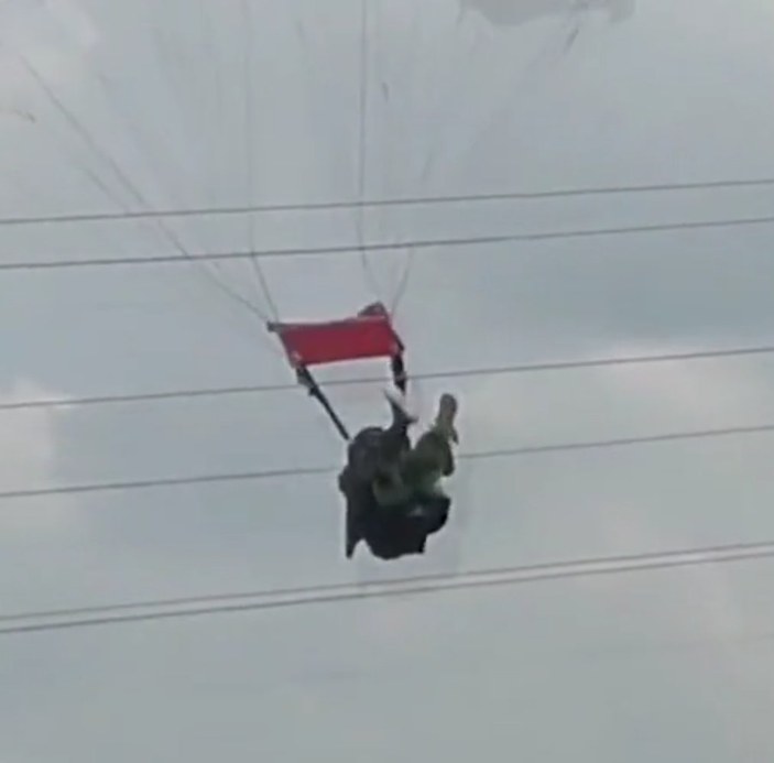 Sri Lanka'da paraşüt yüksek gerilime takıldı