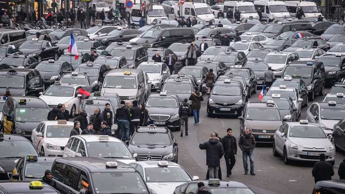 Paris’te taksicilerin 6 saatlik eylemi