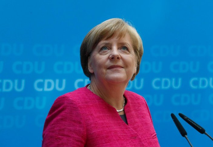 Merkel'in muhafazakarları farkı açıyor