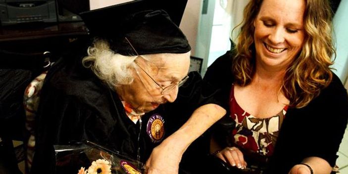 105 yaşında lise mezunu oldu