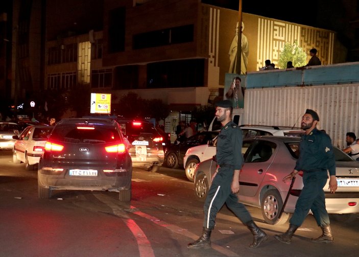 İran'da Ruhani ve Reisi taraftarları sokaklara döküldü