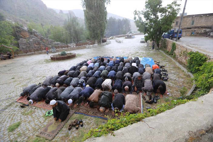 Konya'da yağmur duası sırasında yağmur yağdı