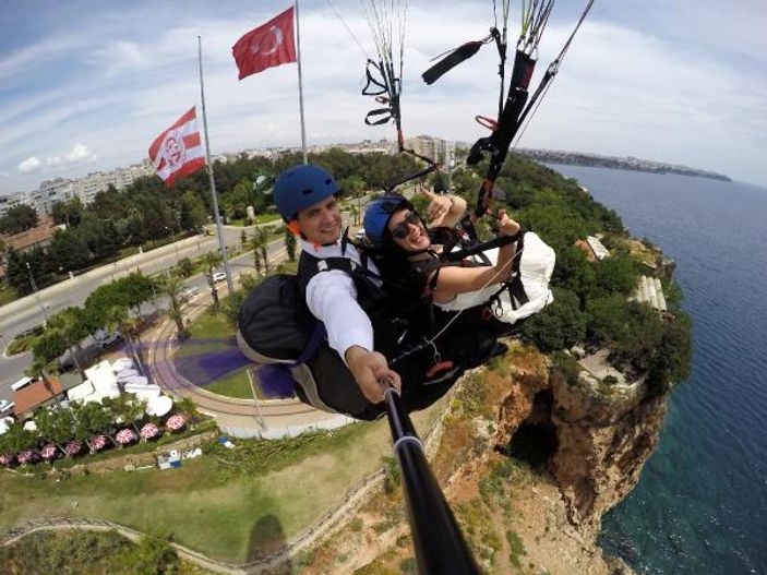 Gelin ve damat mutluluğa uçtu