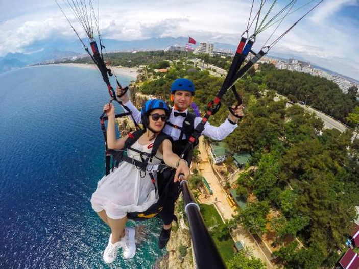 Gelin ve damat mutluluğa uçtu
