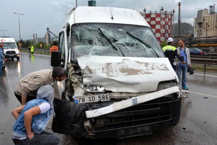 Karabük'te minibüs TIR'a çarptı: 5 yaralı