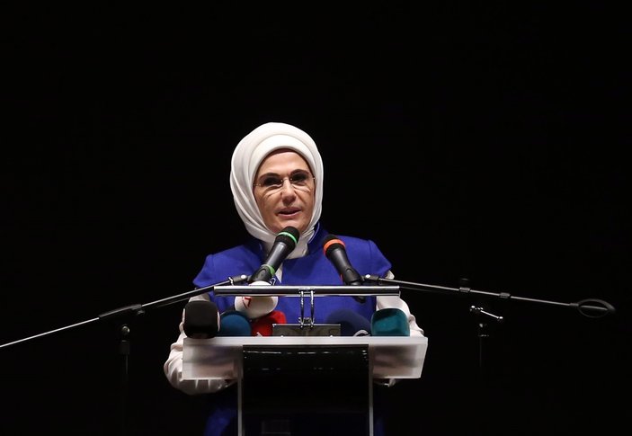 Emine Erdoğan bayrak şiirini okudu