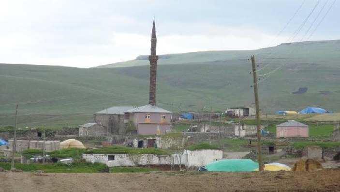 Şiddetli fırtına Kars'ta minare yıktı