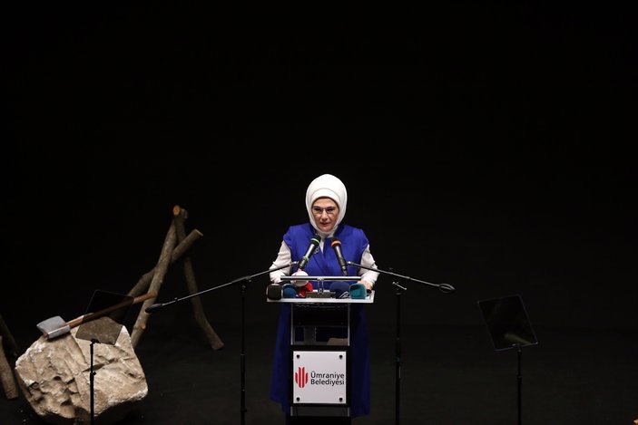 Emine Erdoğan bayrak şiirini okudu