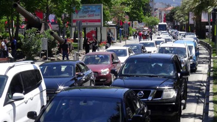 Çanakkale feribot iskelesinde araç izdihamı