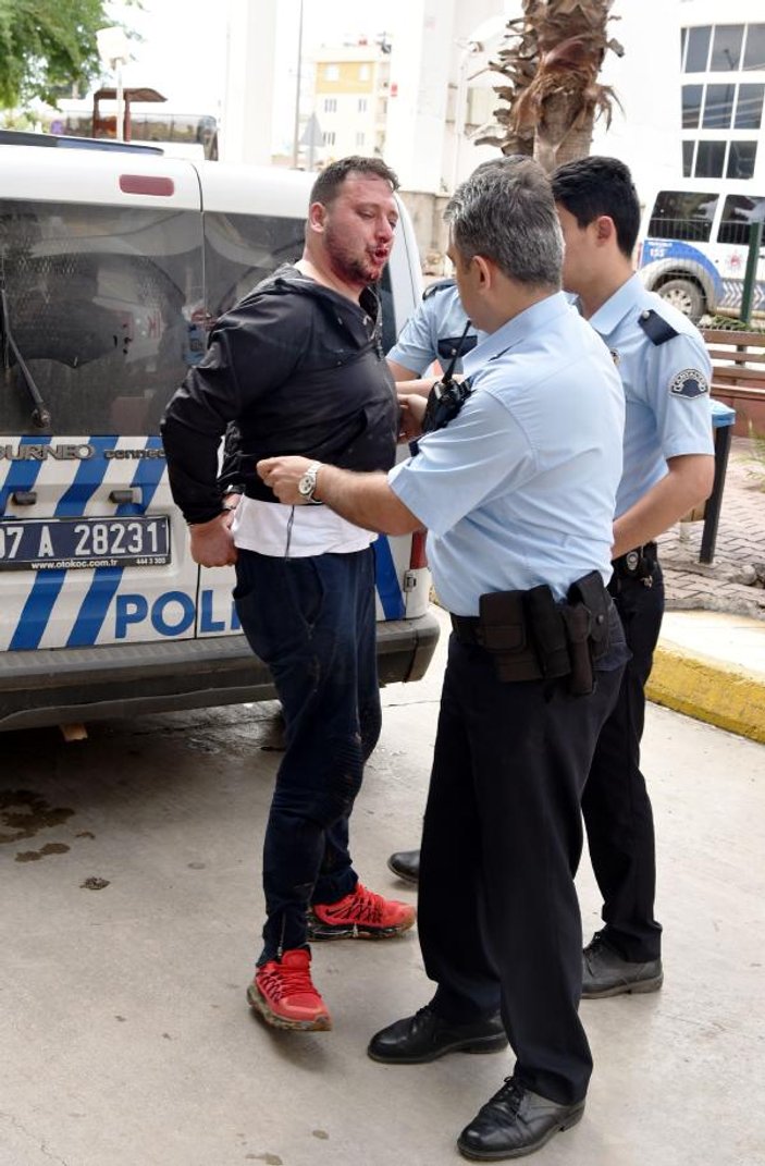 Antalya'da oğlunu görmek isteyen baba bıçakla kreşi bastı