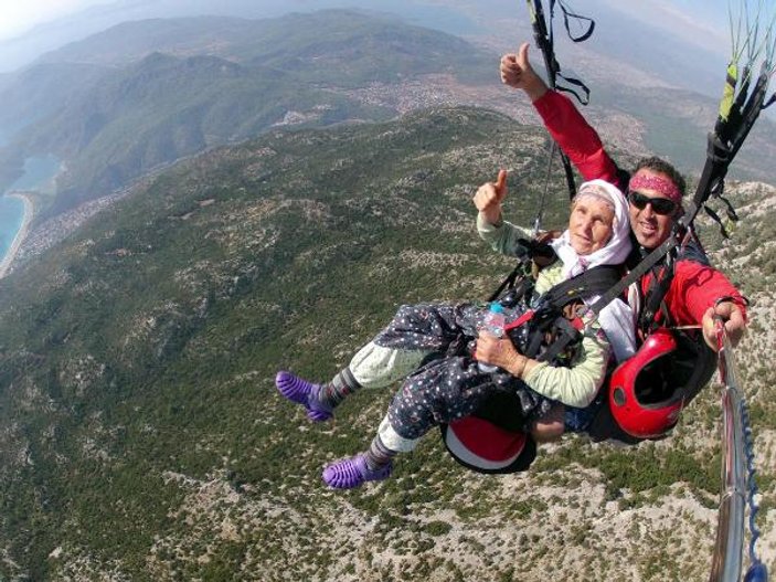 87 yaşındaki Halime Akcan'ın yamaç paraşütü keyfi