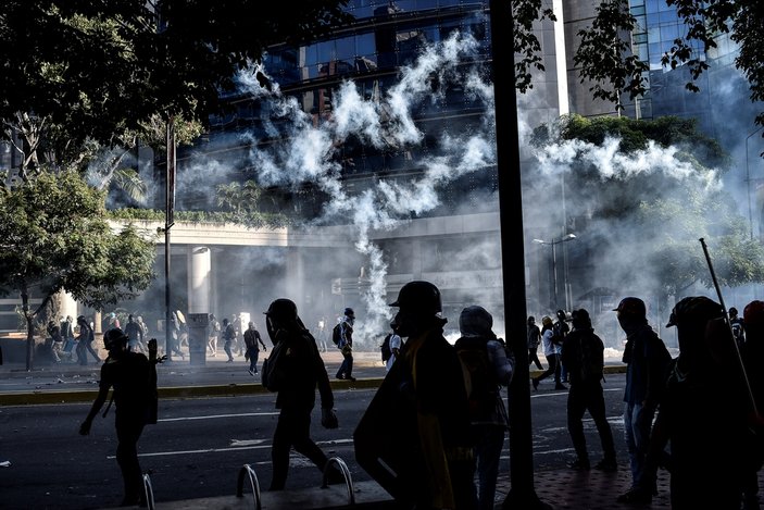 Venezuela'da bir gösterici alevler içinde kaldı