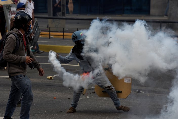 Venezuela'da bir gösterici alevler içinde kaldı