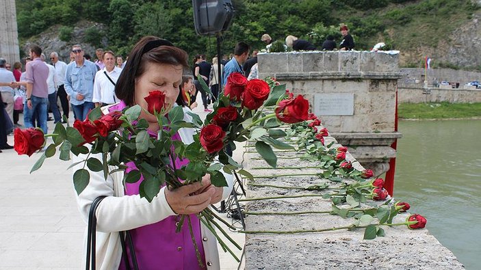 Bosna Savaşı'nın kurbanları 3 bin gülle anıldı