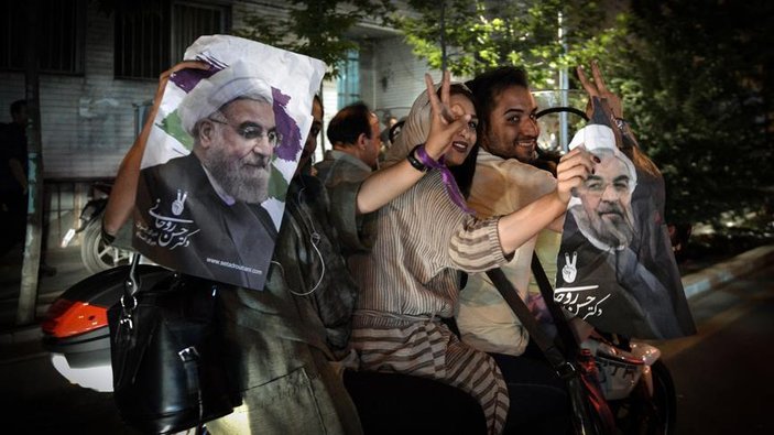 İran'da Ruhani'nin zaferi kutlandı